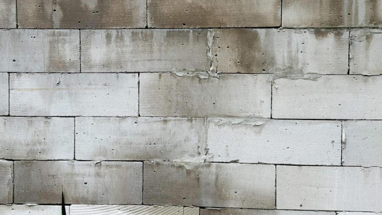 Fondation béton : combien de temps sécher avant les parpaings ?