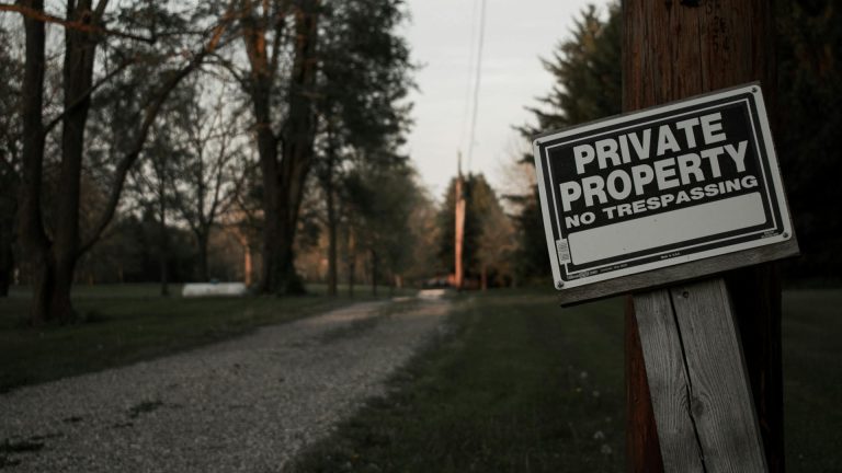 Panneau publicitaire sur un terrain privé : quelle réglementation ?