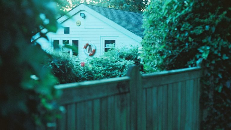 Comment un voisin acquiert-il une partie de son terrain par l’usage ?
