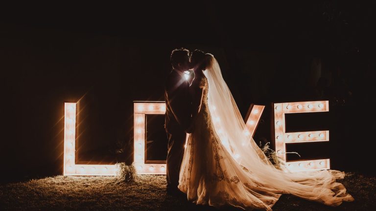 Location ou achat : quelle est la meilleure option pour un néon de mariage ?
