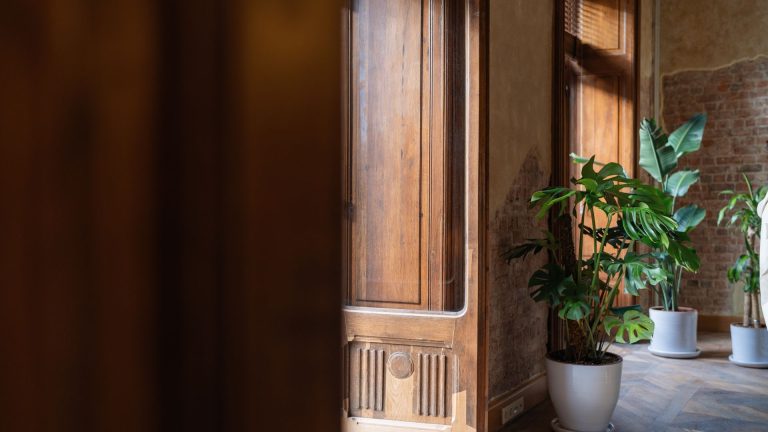 Quels matériaux dominent les tendances en décoration intérieure ?