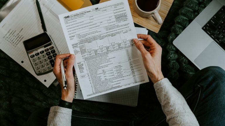 Facture Airbnb : le guide complet pour facturer vos voyageurs en 2026