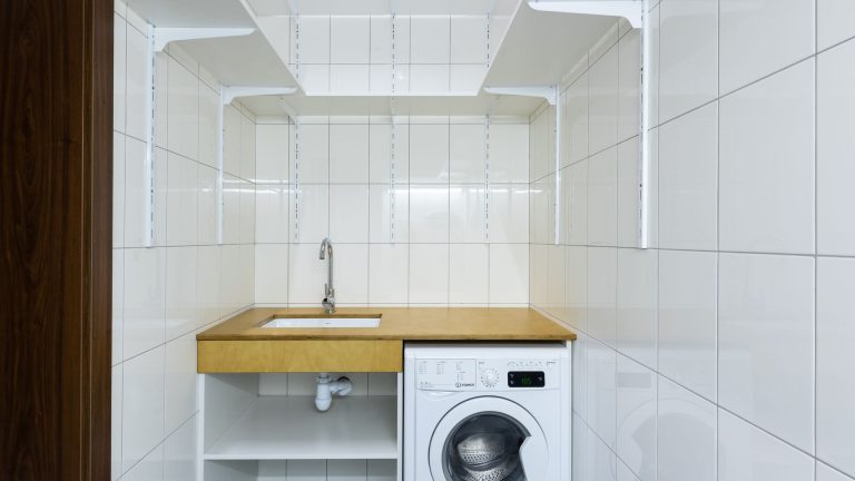 Réussir l&rsquo;aménagement d&rsquo;une buanderie avec un meuble lave-linge adapté