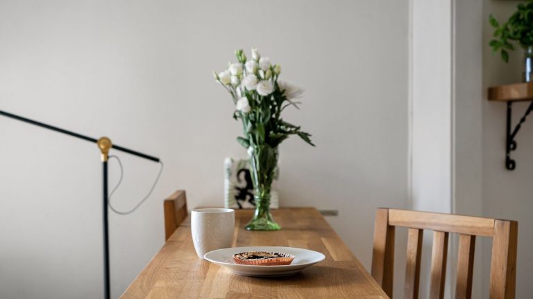 Table à manger en bois massif : quel modèle selon son intérieur ?