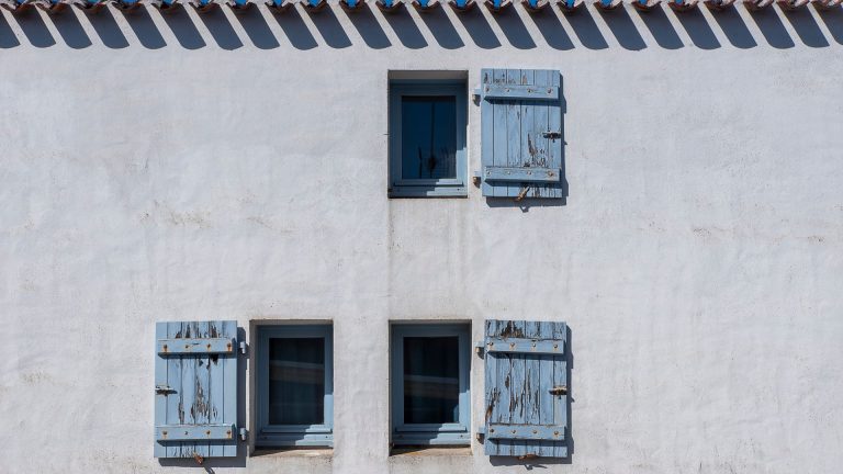 Volets battants ou roulants, lequel choisir pour son logement ?