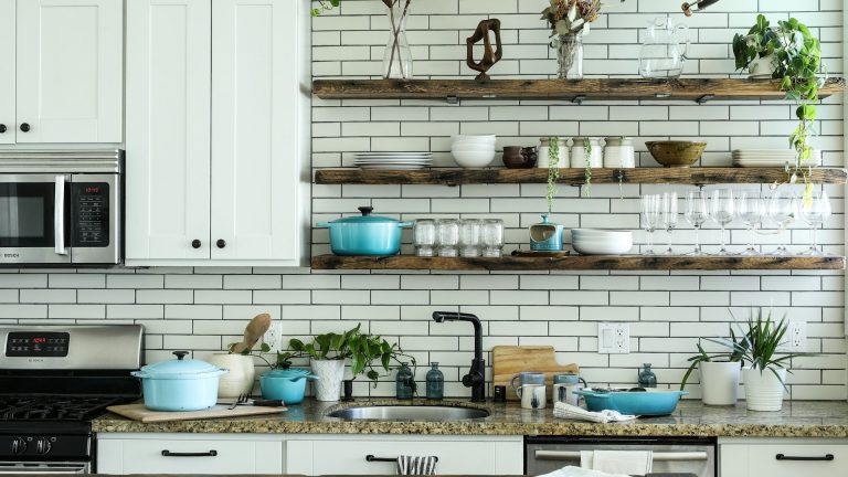 Comment optimiser le rangement dans une petite cuisine ?